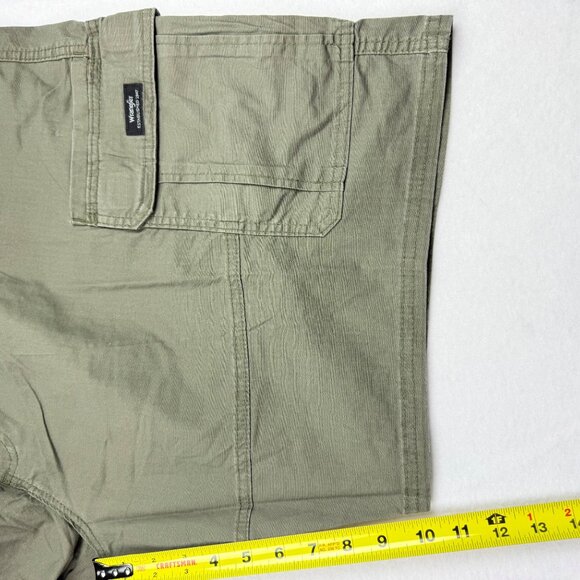 Wrangler Men's Relaxed Fit Low Stretch Green Cargo Shorts Size 48 Inseam 10" NWT - Picture 10 of 10